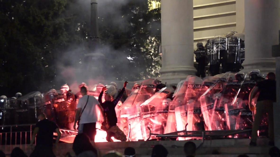 Serbia: Enfrentamientos entre policía y manifestantes frente al edificio de la Asamblea Nacional