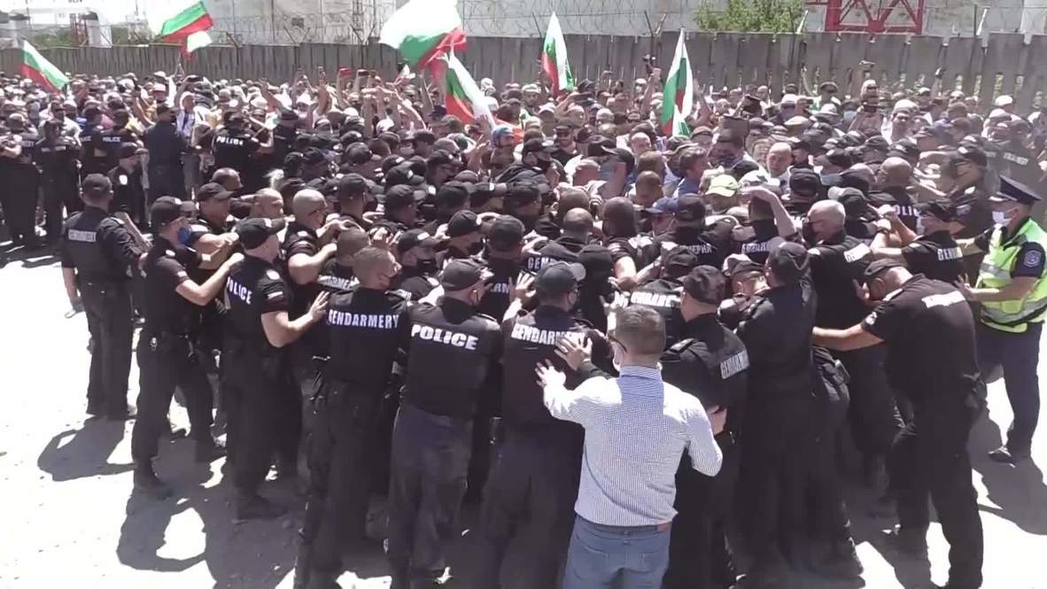 Bulgaria: Clashes, arrests as police block protesters' access to coastal area in Burgas