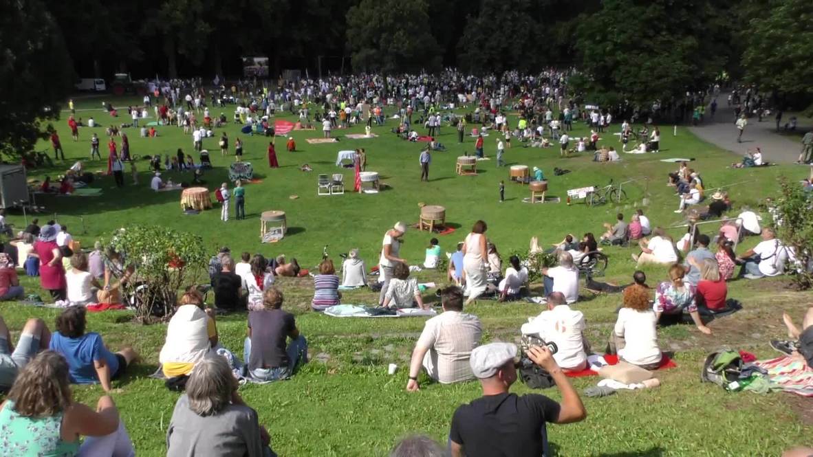 Germany: Hundreds decry coronavirus restrictions in Stuttgart