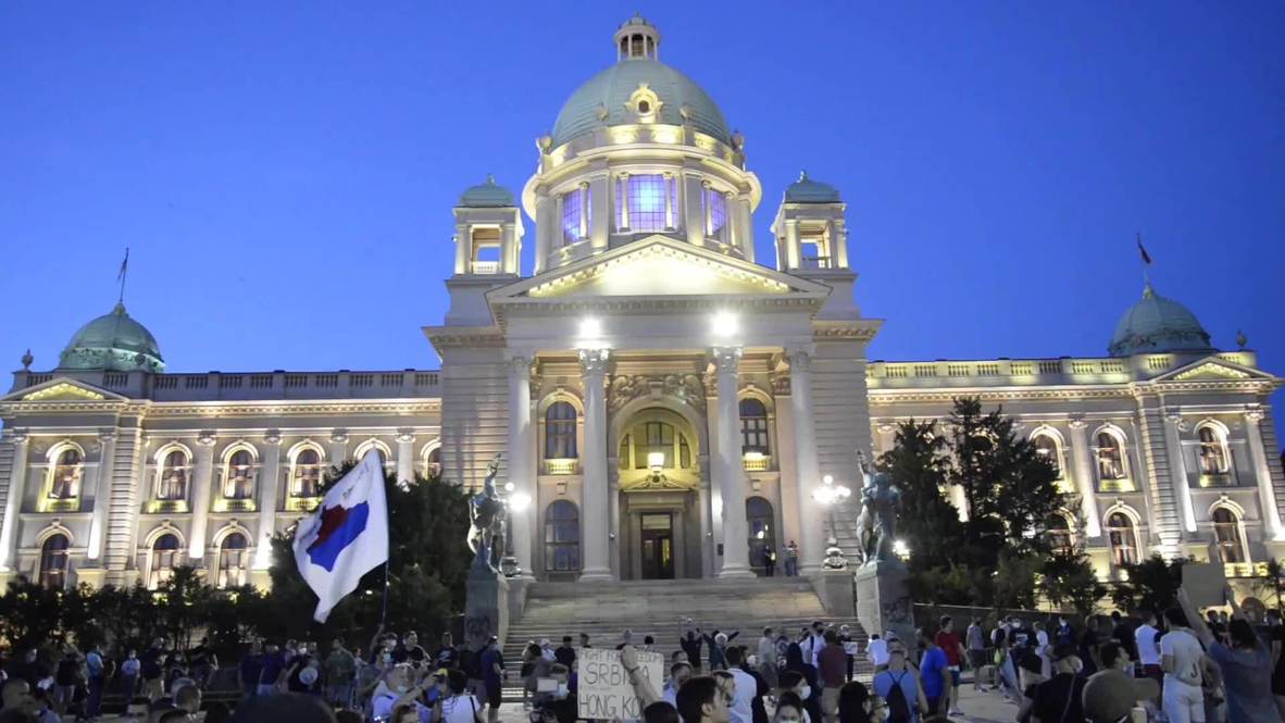 Serbia: La policía dispersa las protestas frente a la Asamblea Nacional en Belgrado