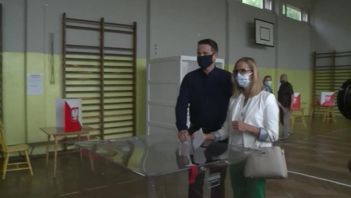 Poland: Opposition candidate Trzaskowski votes in 2nd round of presidential election