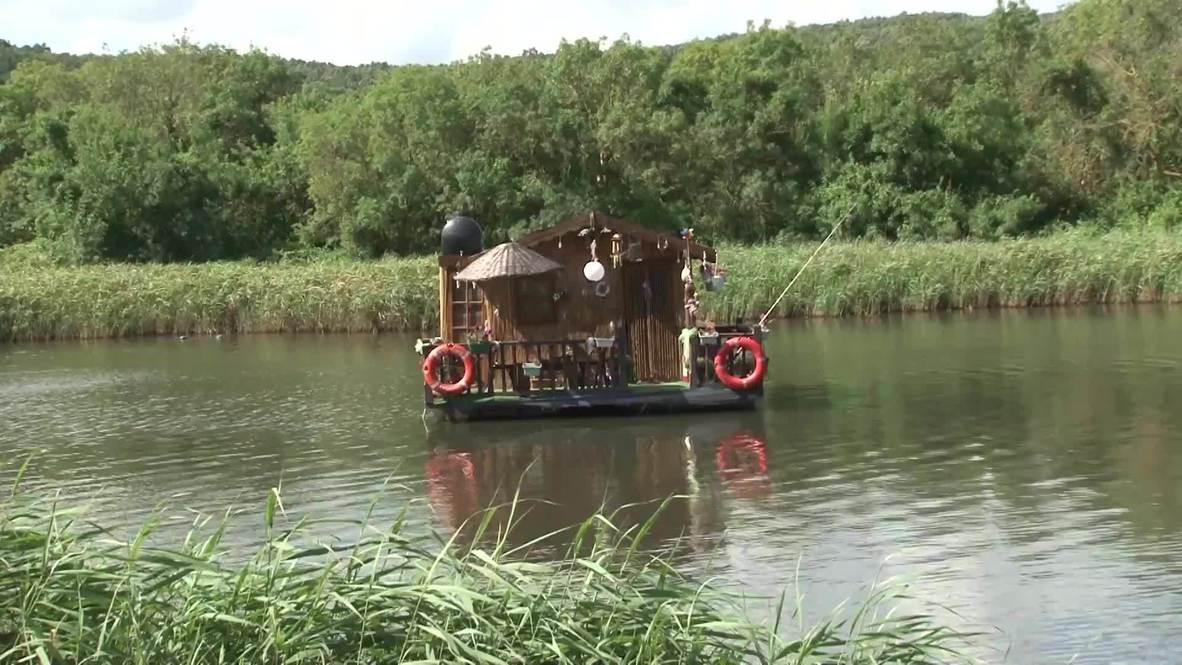 Un hombre turco utiliza una casa flotante como refugio durante la pandemia de covid-19