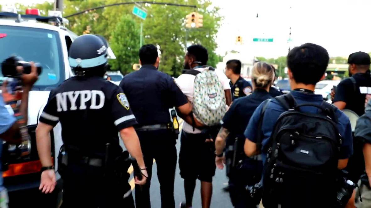USA: Police tase and arrest BLM protester after confrontation in NYC