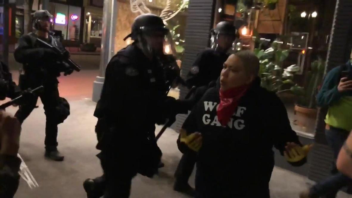 EE.UU.: Manifestante insulta a la policía durante manifestación de "Black Lives Matters" en Portland