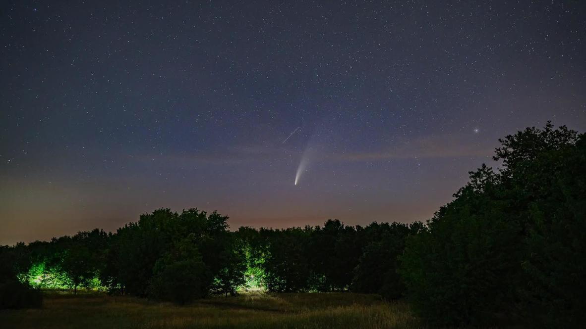 Alemania: El cometa Neowise navega a través del cosmos sobre el cielo de Berlín *TIMELAPSE*