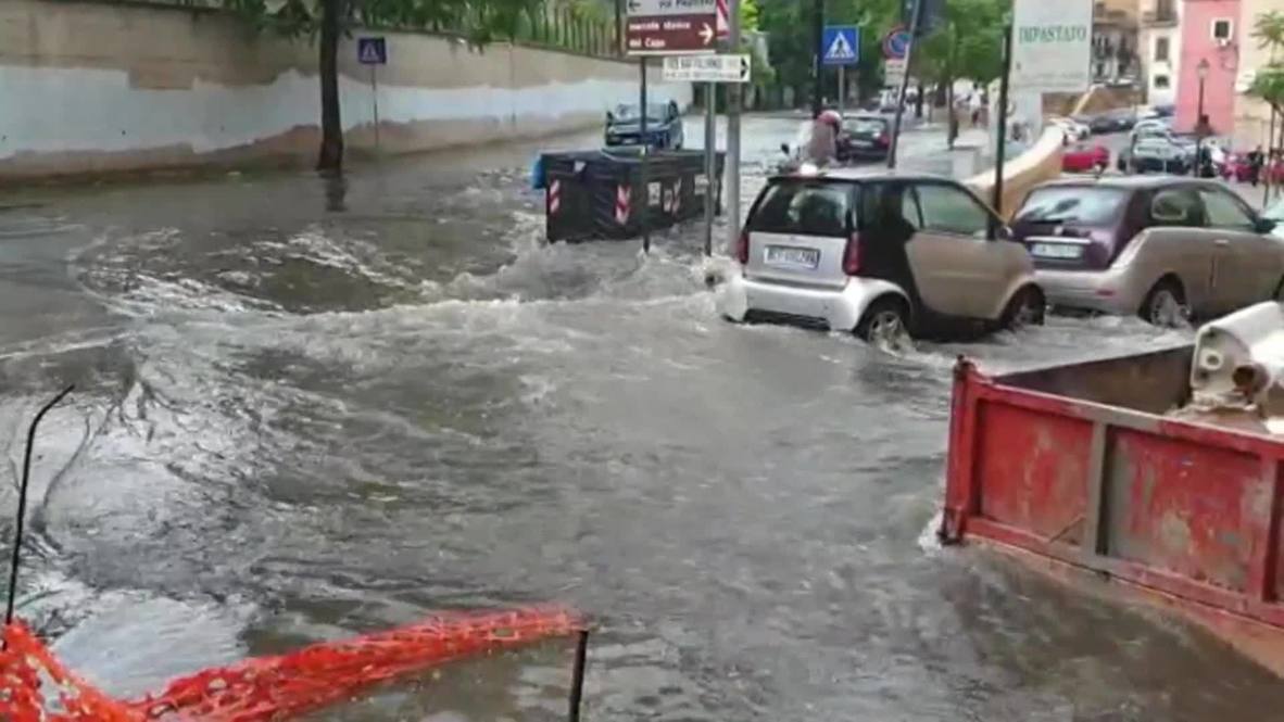 إيطاليا: مياه الفيضانات تغمر شوارع باليرمو بعد أمطار غزيرة غير معتادة في فصل الصيف