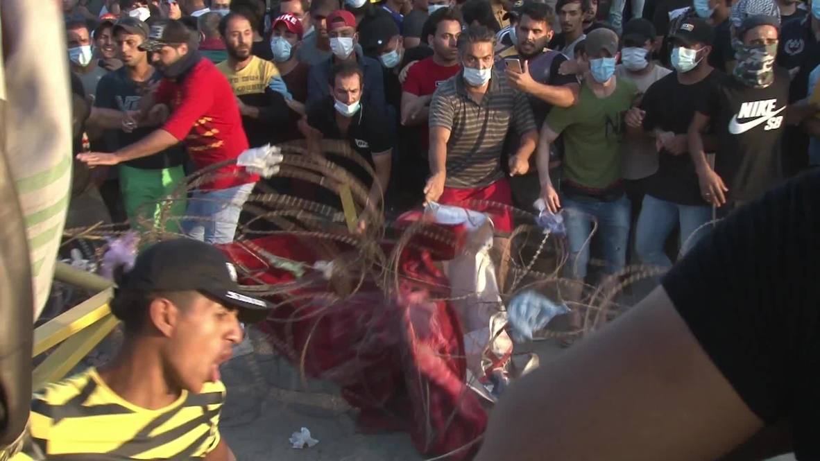 العراق: اندلاع اشتباكات بين المحتجين والشرطة خلال تظاهرة مناهضة للحكومة في الحلة