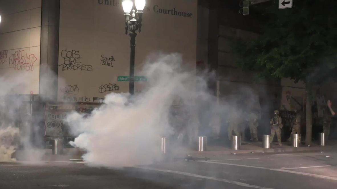 USA: Police deploy tear gas as protesters topple fence around Portland courthouse