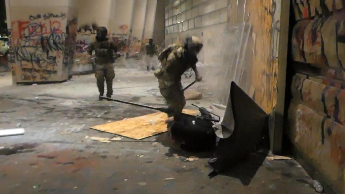 USA: Federal agent beats protester with metal pole during Portland clashes