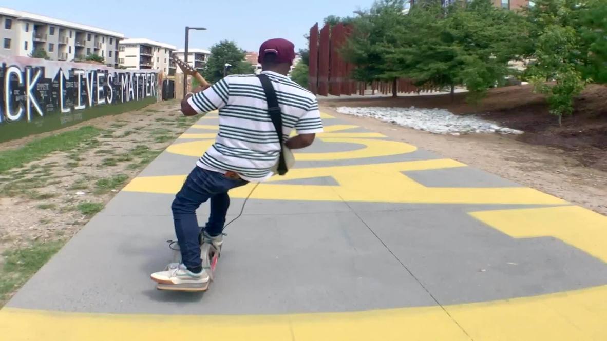 Artista del skateboarding lleva la música a las calles de Atlanta en medio de la pandemia