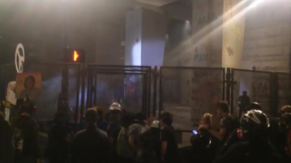 USA: Clashes between protesters and police continue in downtown Portland