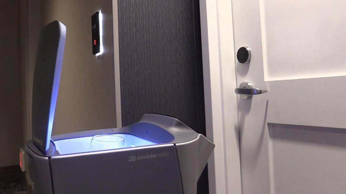 Conoce a Rosé, el robot mayordomo de un hotel en California que entrega vino a sus huéspedes sin contacto humano
