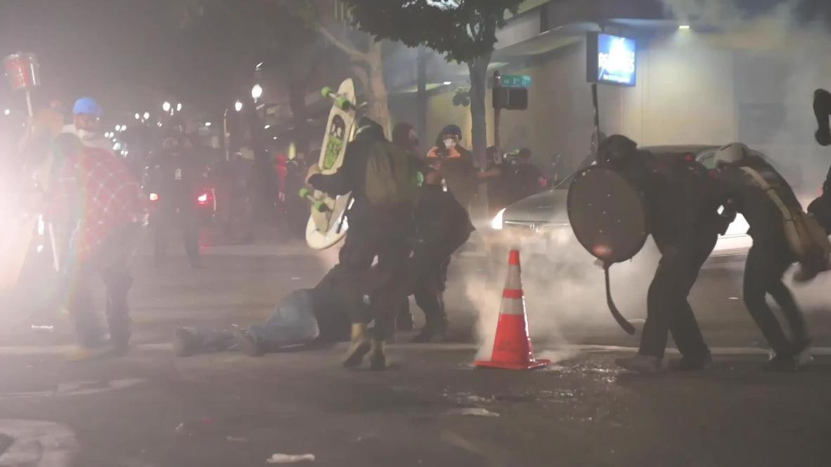 USA: Security forces fire tear gas as Portland stand-off continues for another night