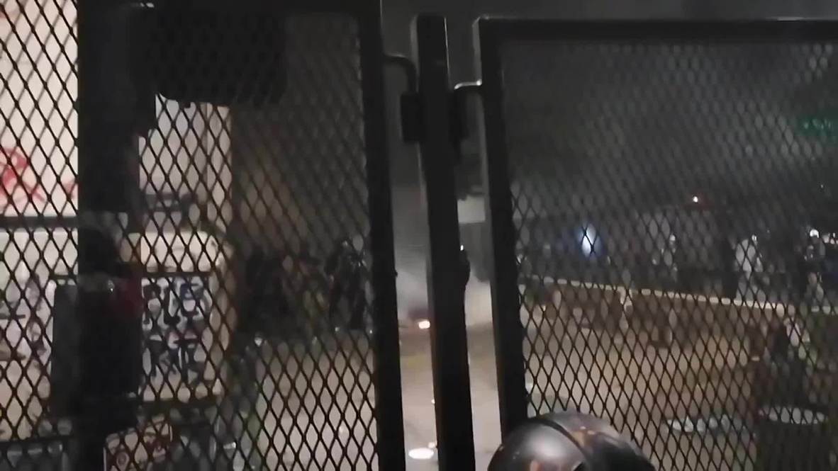 USA: Protesters and security forces exchange projectiles in Portland stand-off