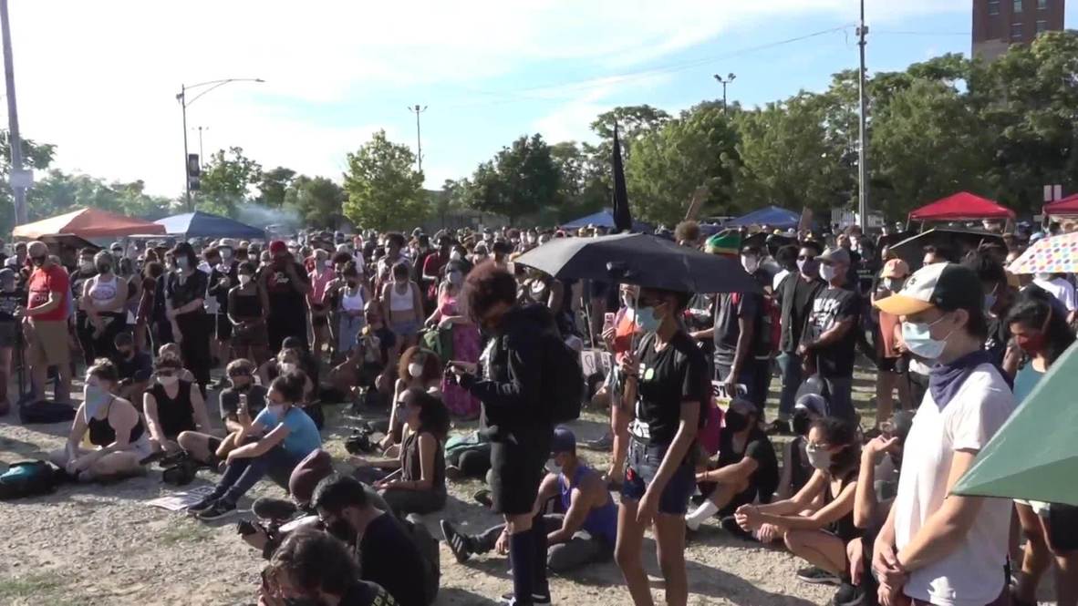 USA: Hundreds of protesters call for defunding of police in Chicago