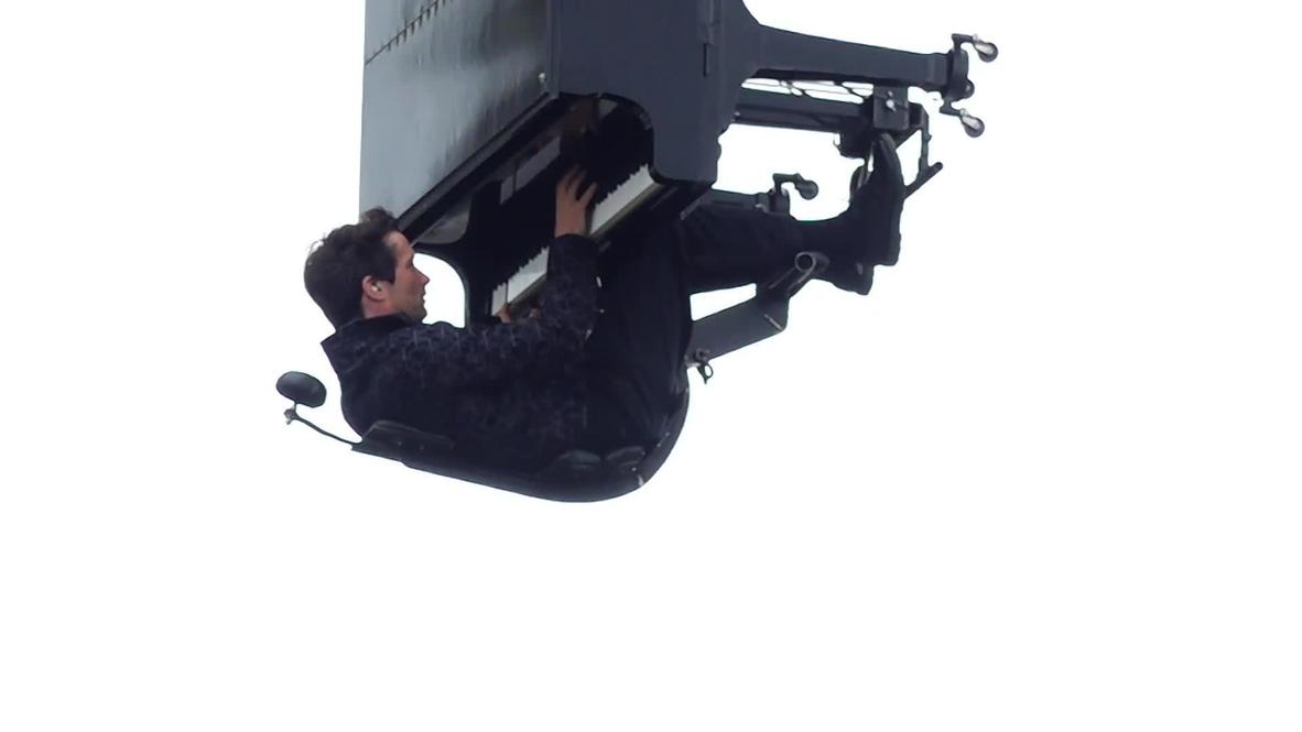 Pianista suizo actúa suspendido en el aire a 40 metros sobre el suelo en Nantes