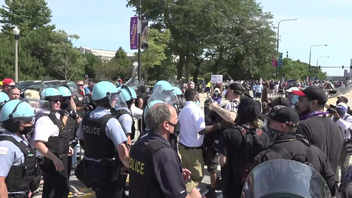 USA: Pro-police demo and BLM protesters face off in Chicago