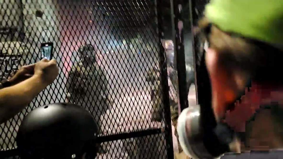 USA: Protesters and federal officers clash in Portland