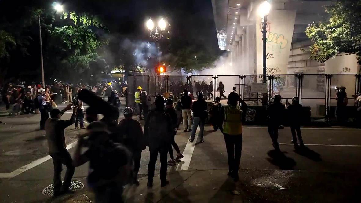 EE.UU: Policía utiliza gas lacrimógeno contra manifestantes en Portland mientras aumenta la tensión