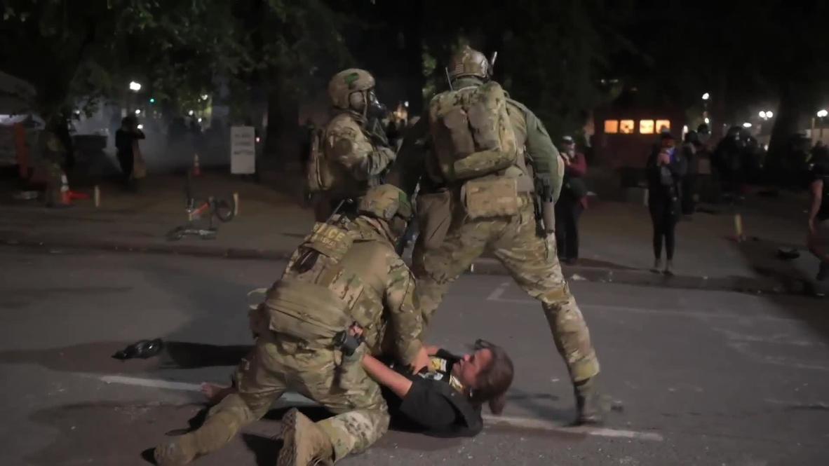 USA: Violent clashes erupt between protesters and federal agents in Portland