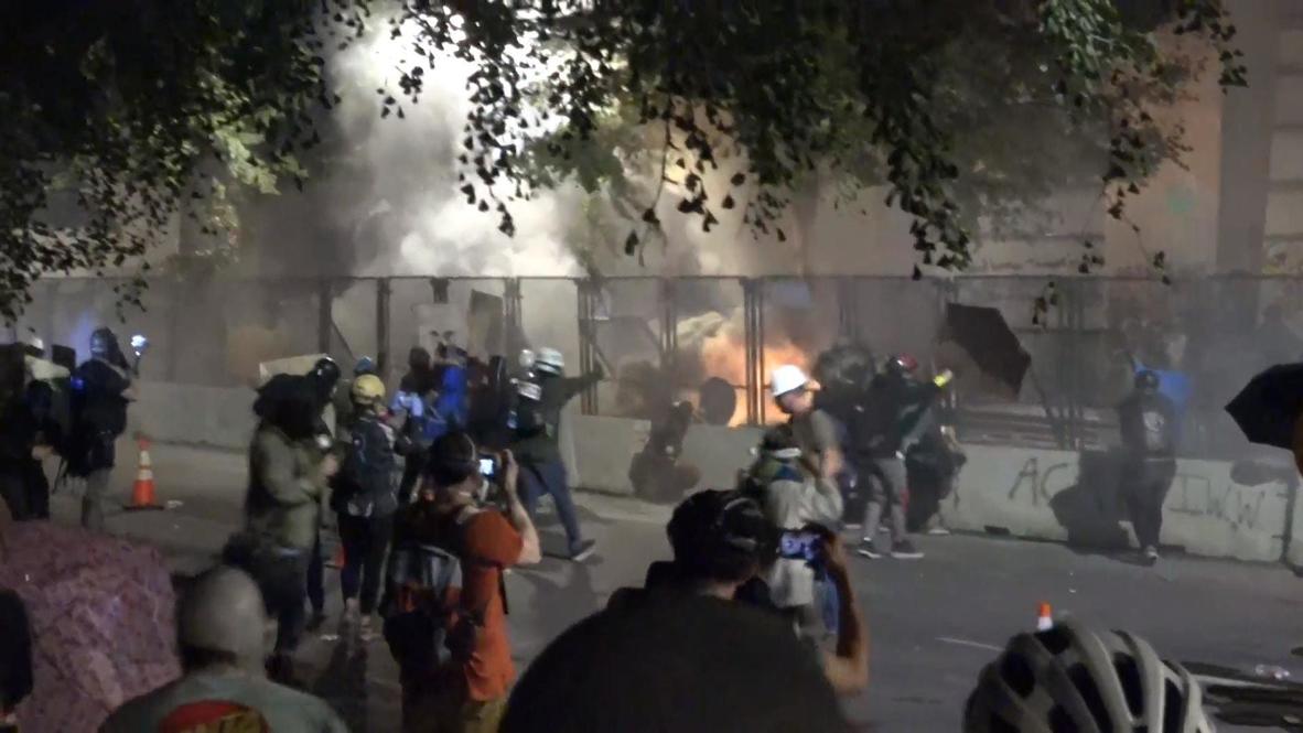 USA: Tear gas flies after explosive device thrown near courthouse in new round of Portland protests