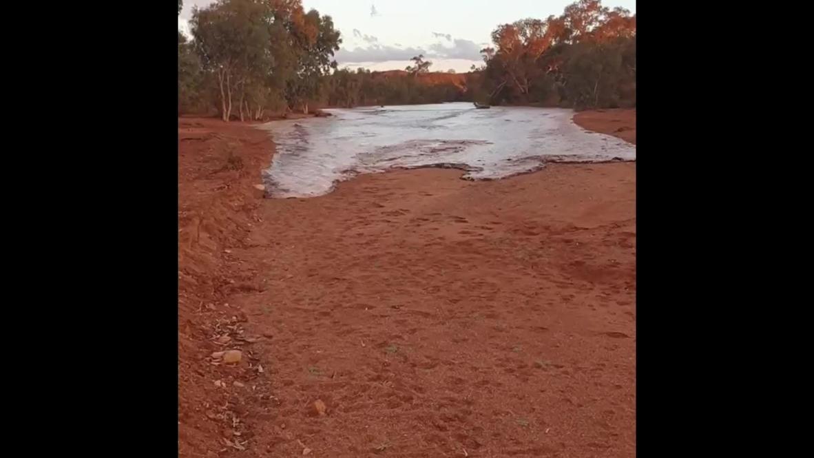 Australia: Dry riverbed suddenly fills up after nearby storm
