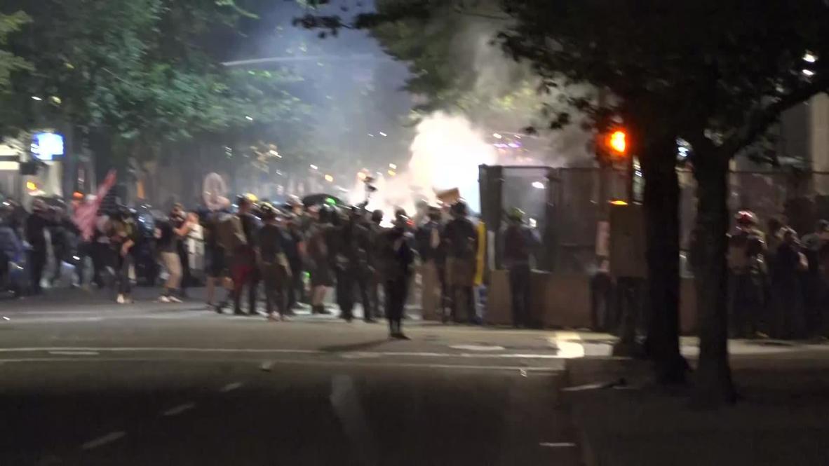 USA: Police use tear gas as protesters light fires in Portland