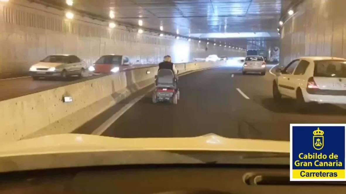 España: Anciano circulando con su silla de ruedas causa gran atasco en túnel de Las Palmas de Gran Canaria