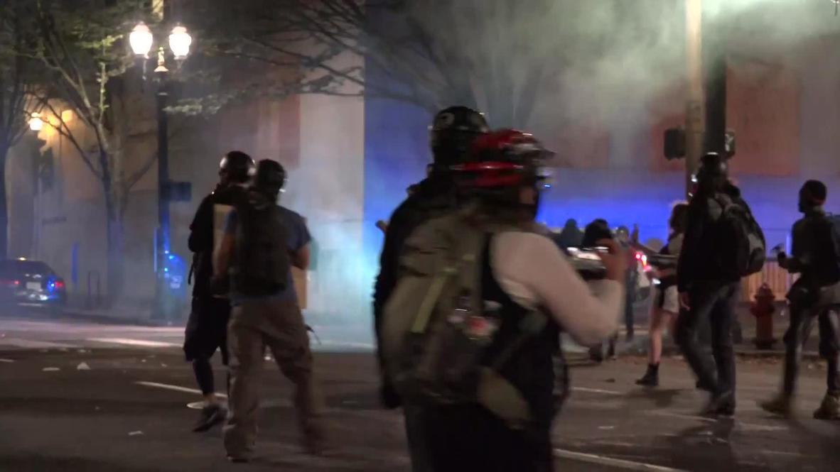 USA: Tear gas and explosions abound at Portland protest