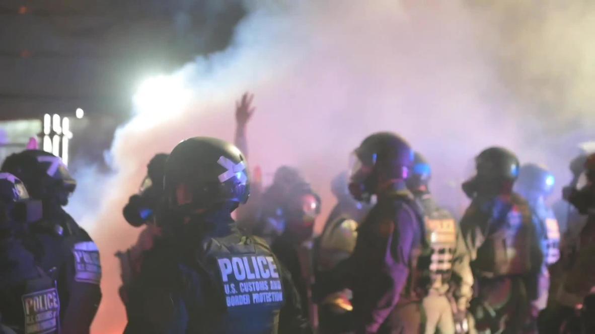 USA: Clashes continue between BLM protesters and law enforcement in Portland