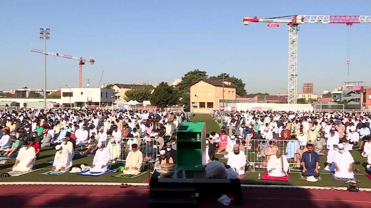 فرنسا: المئات يؤدون صلاة عيد الأضحى داخل ملعب لكرة القدم في ضواحي باريس