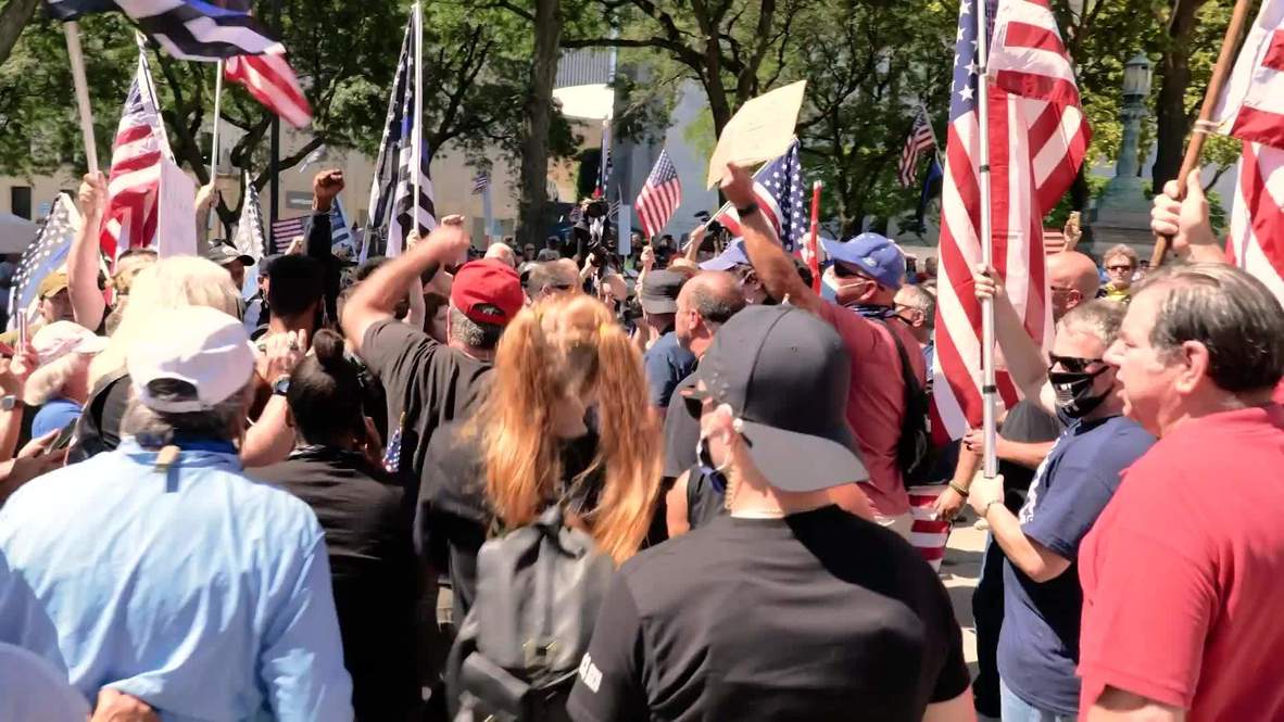 USA: Scuffles break out between opposing protesters at pro-police rally in Albany