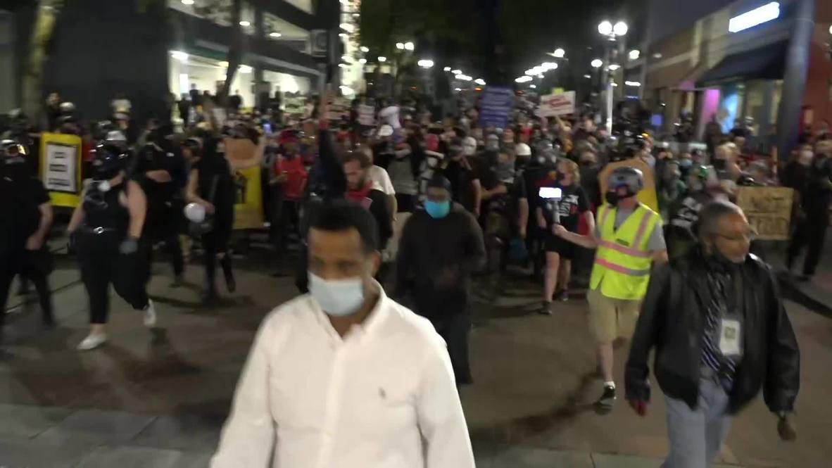 USA: Protesters march through Portland streets on third night without federal agents