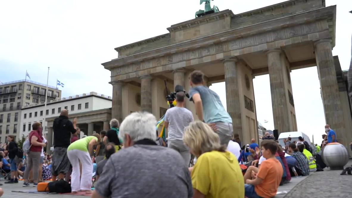 Alemania: Manifestantes protestan en la Puerta de Brandenburgo de Berlín contra restricciones por covid
