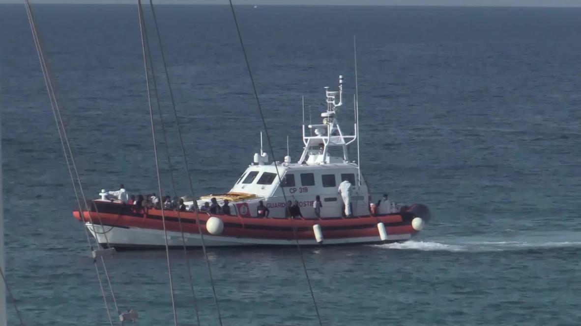Italia: Lampedusa está "bajo presión" por la llegada de barcos con migrantes - alcalde