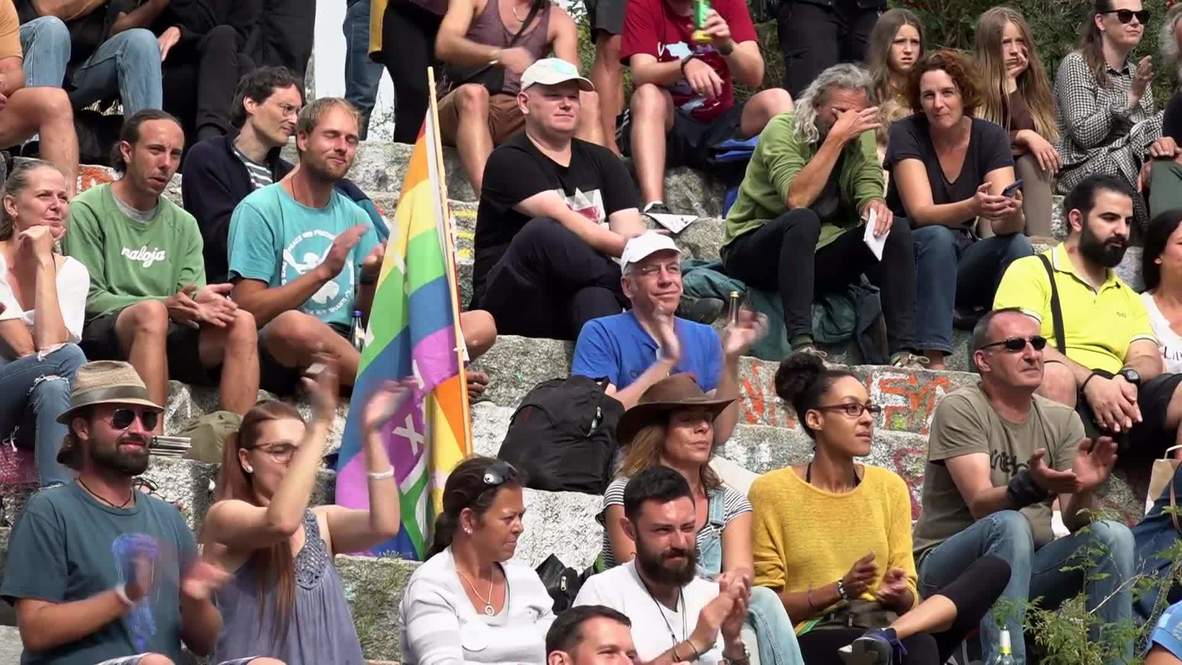 Alemania: Decenas de personas protestan en el Mauerpark de Berlín contra las restricciones por el coronavirus