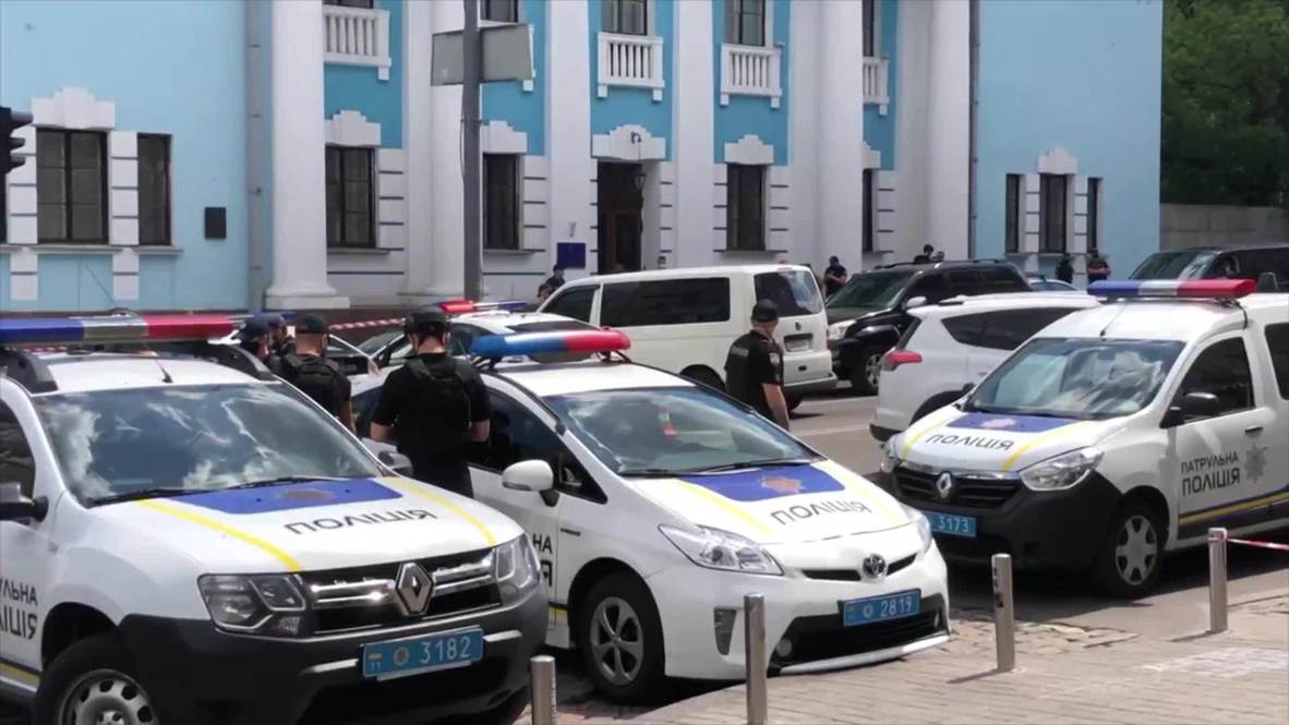 Ucrania: Un hombre toma un rehén y amenaza con detonar una bomba en el centro de negocios de Kiev