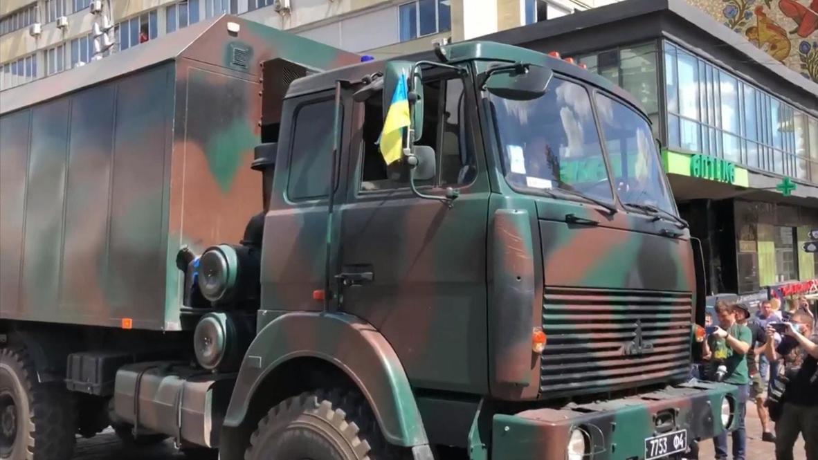 Украина: Сотрудники спецназа готовятся к штурму захваченного бизнес-центра в Киеве
