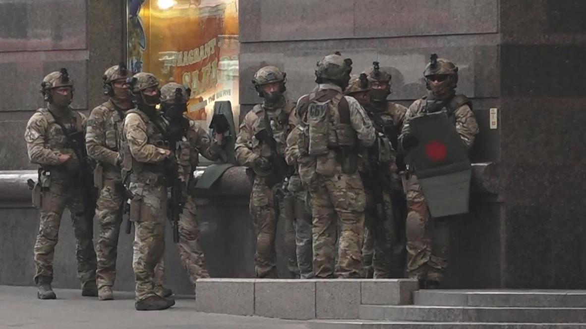 Ucrania: Fuerzas especiales detienen al hombre que tomó a un rehén en un banco de Kiev