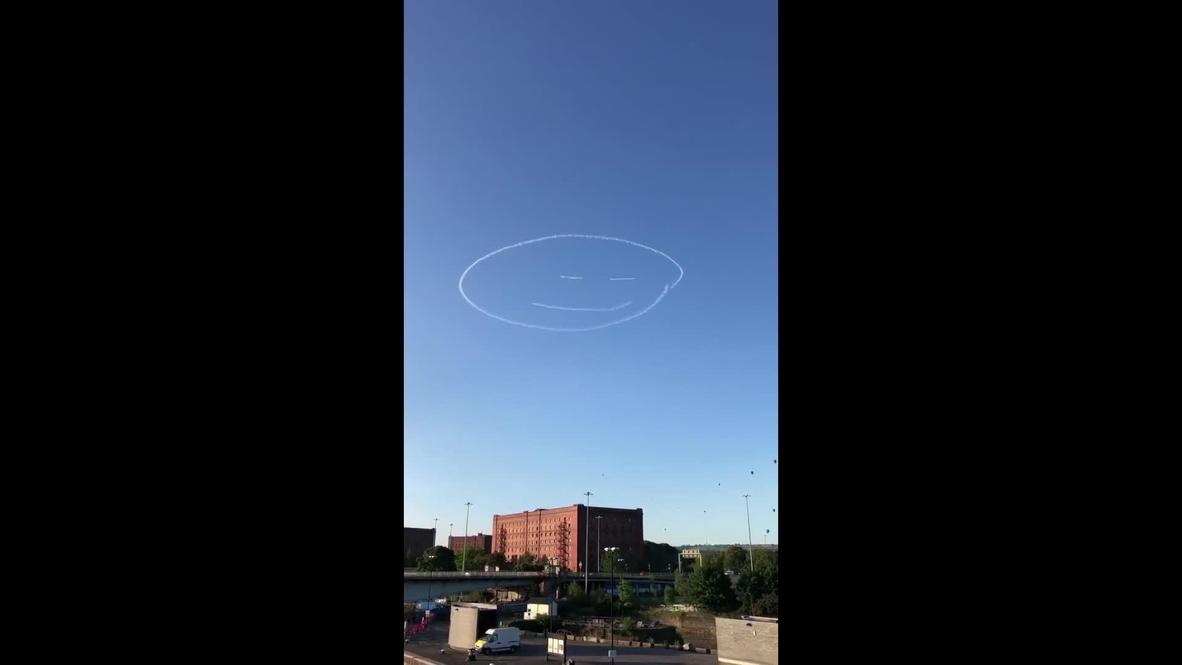 UK: Smiley face appears in skies above Bristol as Balloon Fiesta begins in spite of COVID