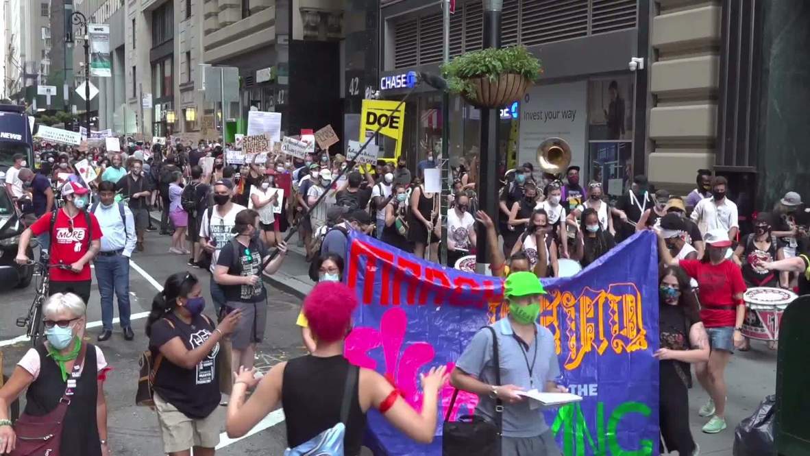 EE.UU.: Manifestantes marchan contra la reapertura de colegios en Nueva York