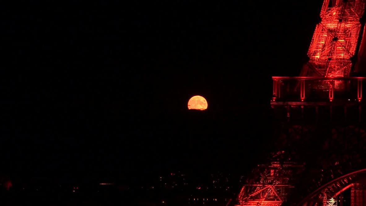 Francia: La 'luna del esturión' ilumina el cielo nocturno de París