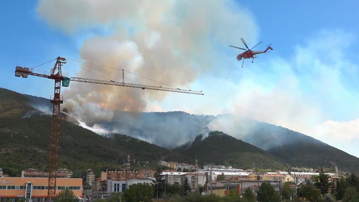 Italia: Bomberos combaten incendio de L'Aquila con la ayuda de helicópteros