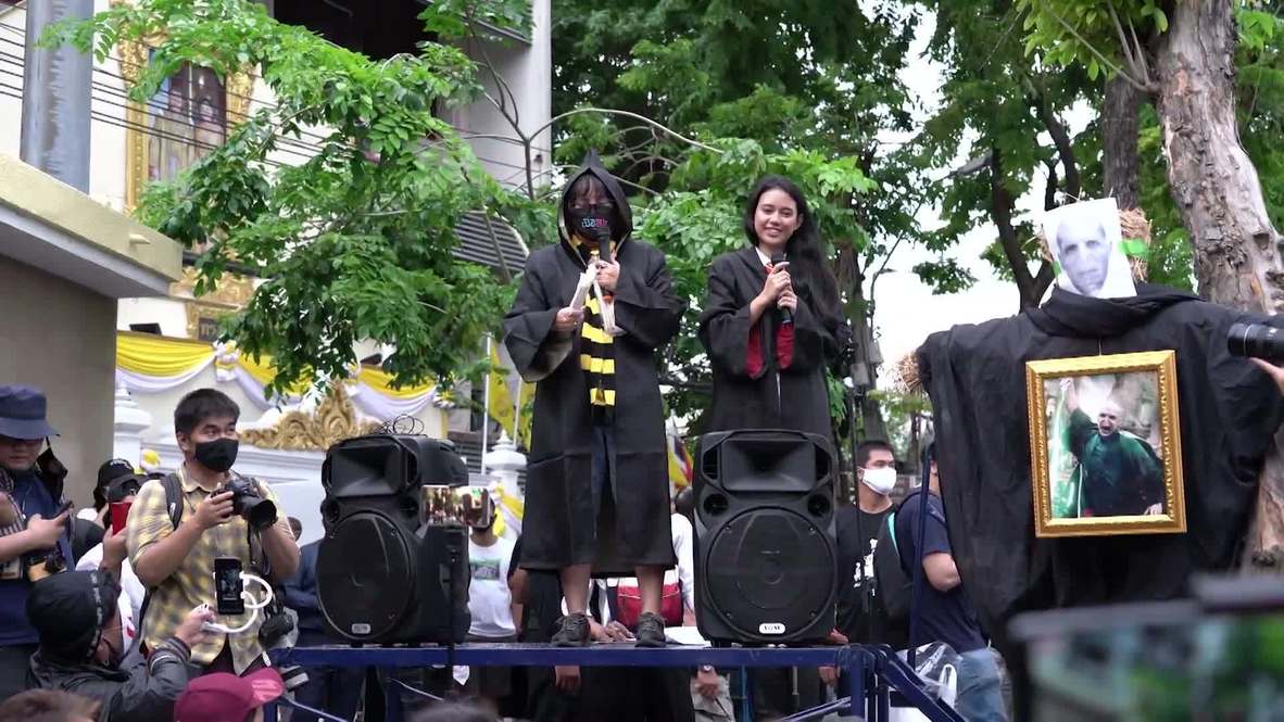 Tailandia: Activistas realizan una manifestación temática de Harry Potter contra el Gobierno