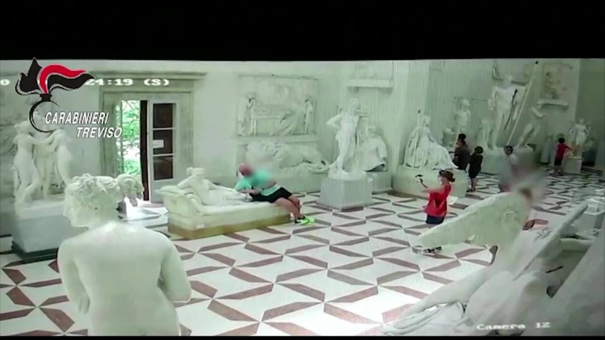 Italia: Turista daña una escultura del siglo XIX mientras posaba para una foto