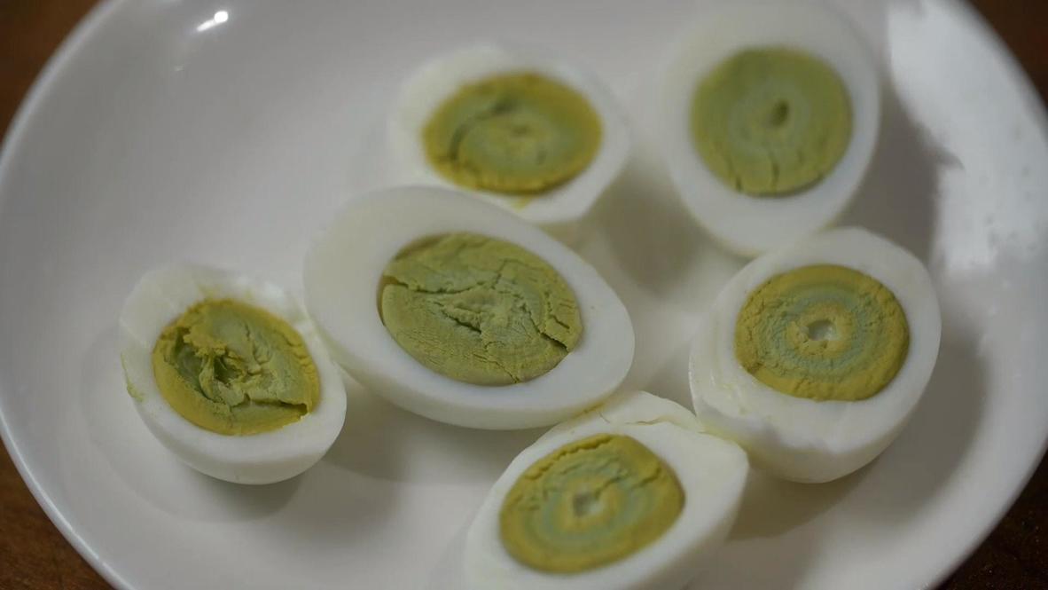 Mysterious eggs with green yolks puzzle Indian poultry farmer