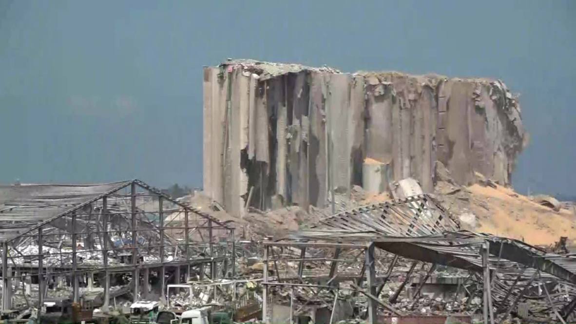 Líbano: Excavadoras retiran los escombros del puerto destruido de Beirut