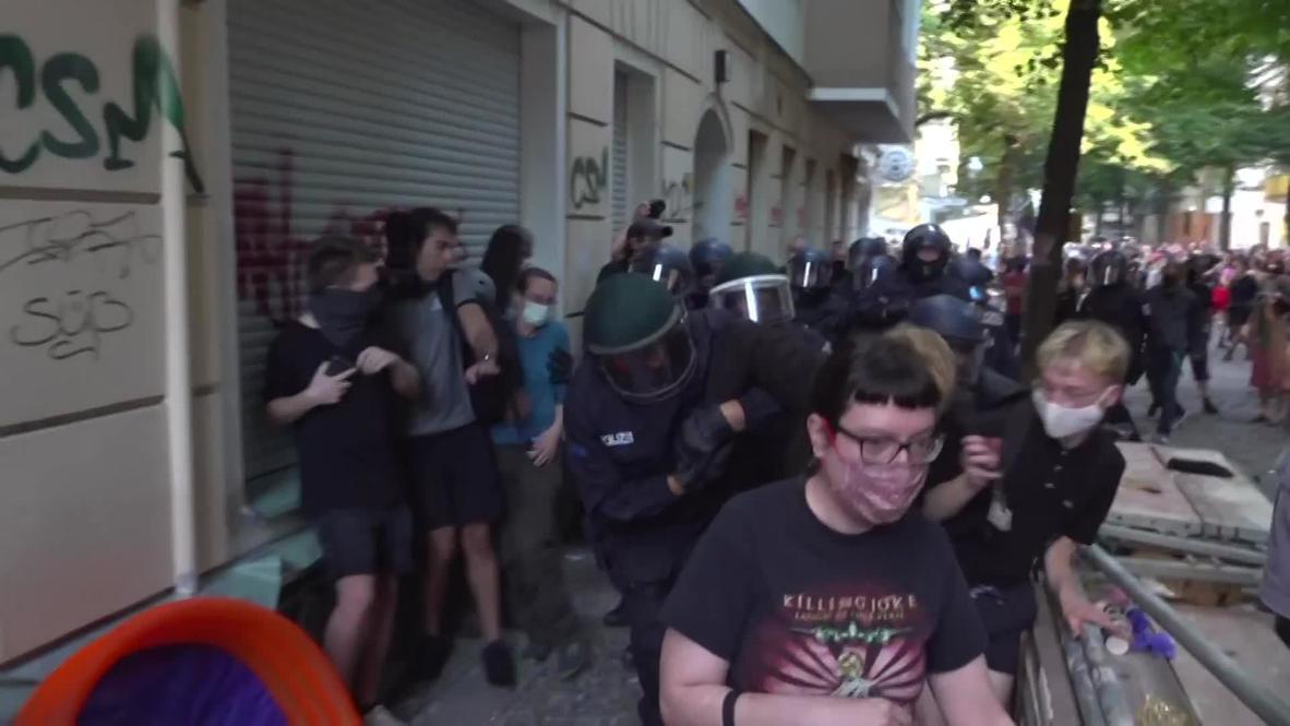 Germany: Scuffles break out as police arrest demonstrators during Syndikat bar eviction