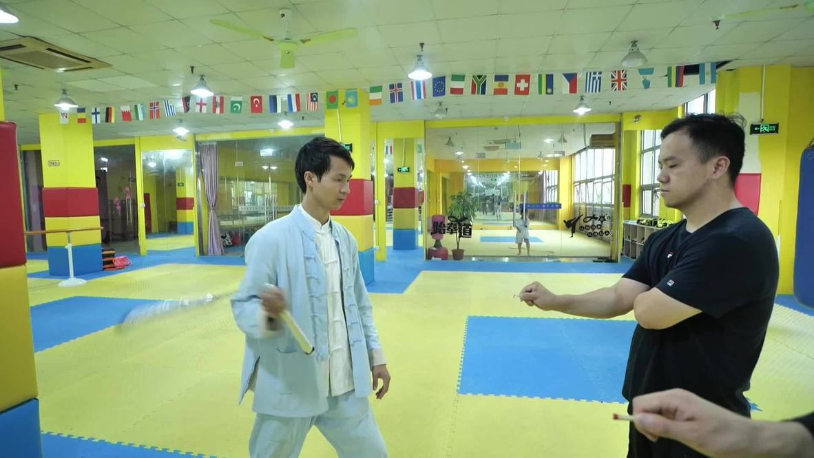 Hombre de Shanghái establece un récord mundial encendiendo 21 cerillas con nunchakus en un minuto