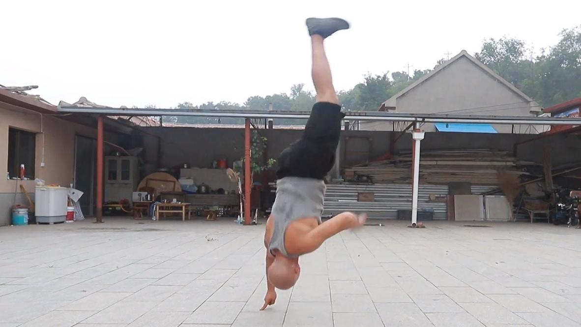 Meet the Chinese man who can perform 25 somersaults in a row on only one finger!